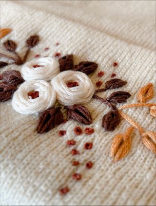 Objev kouzlo podzimní módy, která má duši 🌸 Tahle čepice s ručně vyšívanými květinami je dalším kouskem z limitované...